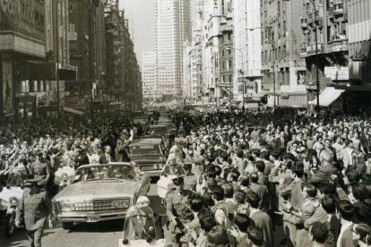 Los astronautas Armstrong, Aldrin y Collins, desfilan por la Gran Vía de Madrid unos meses después de su vuelta a la Tierra tras el éxito de la misión Apollo 11