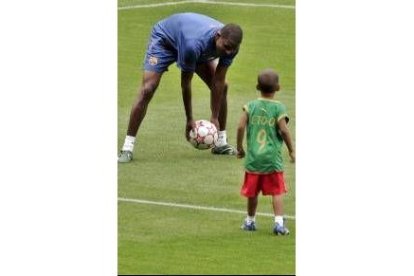 Eto'o juega con su hijo en el Camp Nou poco antes del entrenamiento