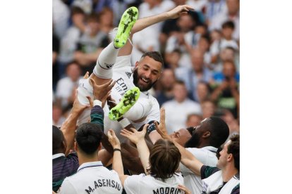 Los jugadores del Madrid mantearon a Benzema, Asensio, Mariano y Hazard en su despedida. MARISCAL