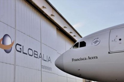 Un Airbus 330-300 de Air Europa, del Grupo Globalia, ante un hangar del aeropuerto de Palma de Mallorca.