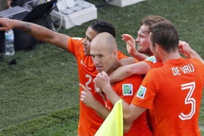 Robben, en el centro, celebra su gol.