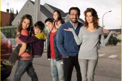 El actor Antonio Garrido junto al resto de protagonistas de la serie de Antena 3 -˜Los protegidos-™.