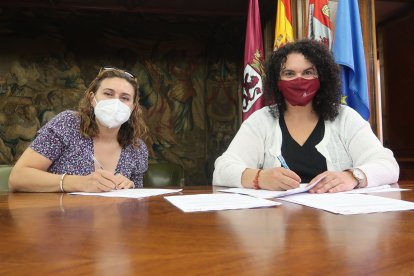 La concejala de Bienestar Social y Juventud del Ayuntamiento de León, Vera López, y la presidenta de la asociación de voluntarios Club Lions León Avatar, Margarita Puente. DL