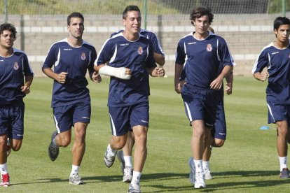 Los futbolistas de la Cultural, durante un entrenamiento en el Área Deportiva de Puente Castro.