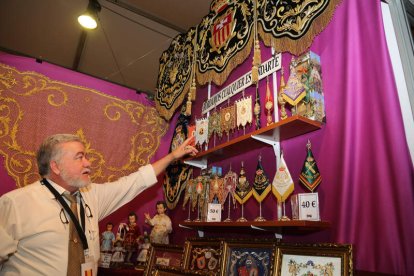 Francisco Franco muestra sus bordados en oro procedentes de Sevilla