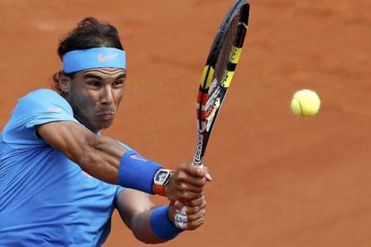 Rafael Nadal, en acción, en su debut en Roland Garros.