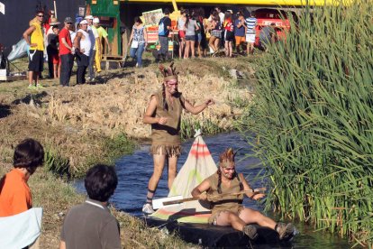 Una de las divertidas embarcaciones que navegó por las aguas de los Barredos.