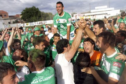 La afición maragata saltó al campo para felicitar a sus héroes por dar a Astorga el ascenso a la categoría de bronce del fútbol español.