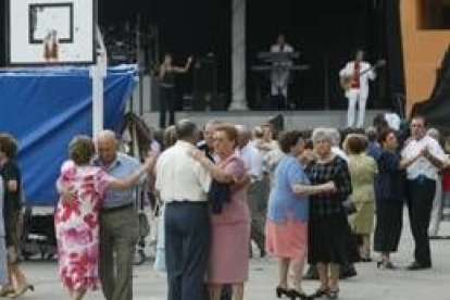 La pretensión municipal es celebrar un baile por la noche, en el que la gente vista como en 1908