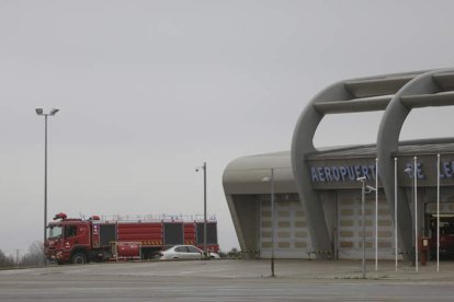 La intensa niebla de estos días ha complicado aún más la situación de aeropuerto. FERNANDO OTERO