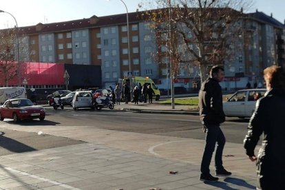 Los servicios de Emergencias atienden en el carril bici de la calle San Juan de Sahagún, en el barrio de La Palomera, al joven que iba en el patinete eléctrico.