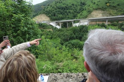 El director de Carreteras, explicando el doble derribo a la ministra y al presidente de la Xunta. ANA F. BARREDO