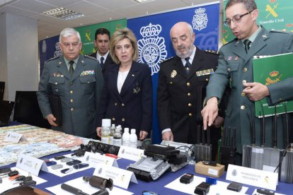 Salgueiro, en en centro, junto a representantes de los Cuerpos y Fuerzas de Seguridad. NACHO GALLEGO