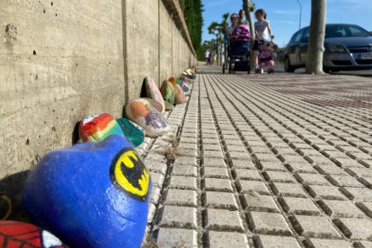 El sendero alegórico de piedras pintadas por los niños de Villaobispo ya ocupa un centenar de metros. RAMIRO