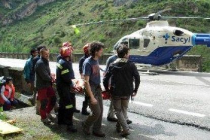 El escalador herido, antes de ser trasladado al Hospital de León