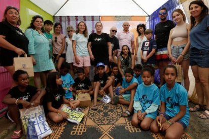 Las familias bercianas y leonesas con parte de los niños y las niñas saharauis que acogen este verano en la provincia con Vacaciones en Paz. FERNANDO OTERO.