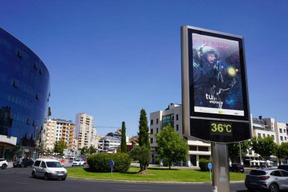 El termómetro de Eras de Renueva marca 36ºC pasadas las cuatro de la tarde. J. NOTARIO