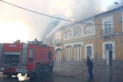 Los voluntarios de La Bañeza atacan el fuego en la cubierta de una vivienda, en una foto de archivo