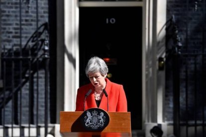 Theresa May hace una declaración a la puerta del 10 de Downin Street para anunciar que dejará el cargo el 10 de junio, cuando empezará el proceso para elegir a su sucesor como líder del Partido Conservador y jefe del Gobierno del Reino Unido