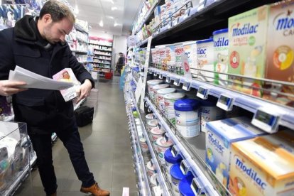 Un trabajador del Gobierno francés inspecciona productos de Lactalis en una farmacia, este jueves.