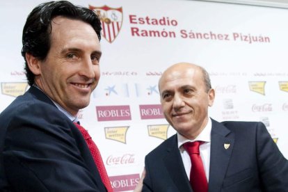 Emery durante su presentación junto a Del Nido.