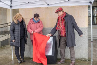 Descubrimiento del monolito de homenaje que San Andrés del Rabanedo rinde a quienes superaron el covid. MIGUEL F. B.