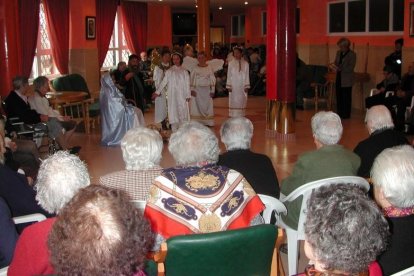 Ancianos en una residencia durante una representación teatral navideña