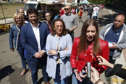 Visita María González Corral, consejera de Movilidad, al mercado de Navatejera. RAMIRO