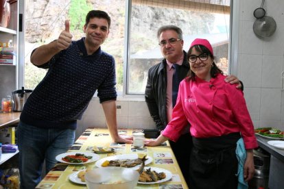 El cocinero de TVE Sergio Fernández grabó en el Bierzo. CEBRONES