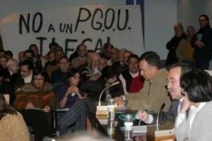 Saavedra (con bigote) habla mientras Zapico, Peláez y Regueiro sostienen una pancarta contra el PGOU