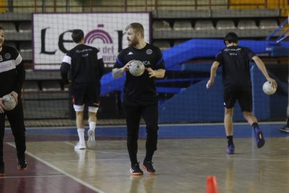 El Abanca Ademar recibe en el Palacio al Puente Genil con la obligación de ganar para no despedirse de su ilusión europea. FERNANDO OTERO