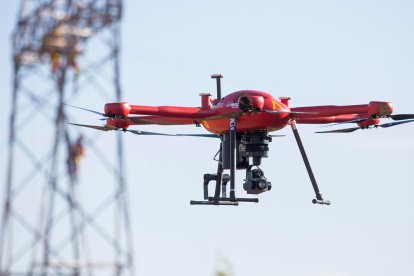 Un dron de la UME en la base Conde de Gazola de Ferral del Bernesga. F. OTERO PERANDONES.