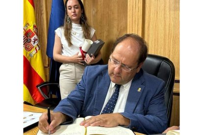 El alcalde firmando en el libro de honor. DL