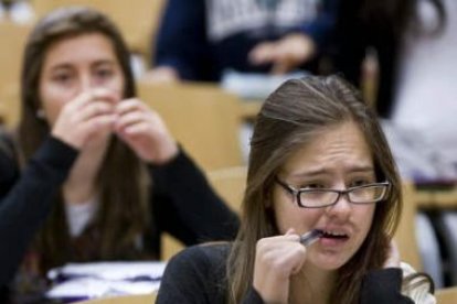 Una estudiante universitaria durante un examen.