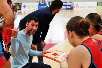 Pepe Vázquez durante un tiempo muerto, da instrucciones a sus jugadoras. CB BEMBIBRE