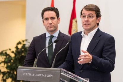 El secretario general del PP, Teodoro García Egea (I), y el presidente de PP en CyL, Alfonso Fernández Mañueco (D), durante la comparecencia posterior a la reunión mantenida con Ciudadanos de CyL.