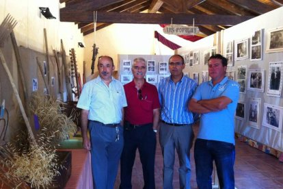 Los responsables de la muestra junto al alcalde de Santa Marina.