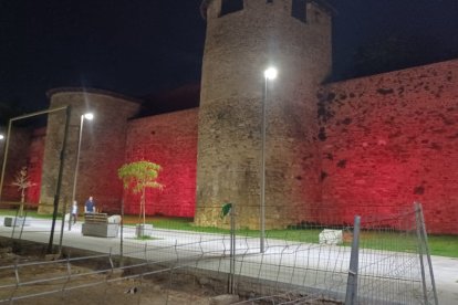 La muralla muestra por la iluminación una tonalidad roja. M. S.