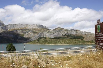 Un cartel que indica las entradas al parque nacional se ha colocado recientemente al llegar al casco urbano de Riaño. CAMPOS