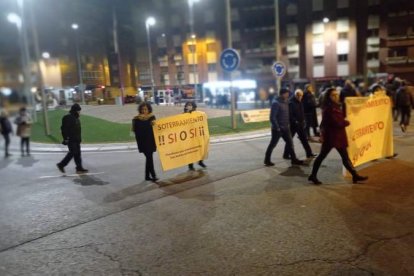 Un momento de la movilización de ayer tarde por el soterramiento del tren en Trobajo. DL