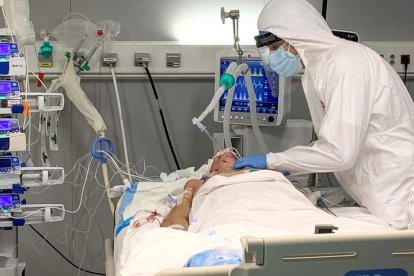 Un profesional sanitario atiende a un paciente crítico en el Hospital Isabel Zendal de Madrid. COMUNIDAD DE MADRID
