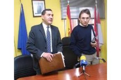 El sobrino del fallecido, Adolfo Canedo, ayer junto al alcalde de Cacabelos, Sergio Santín