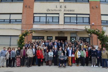 Foto de los asistentes al cincuenta aniversario de instituto. MEDINA