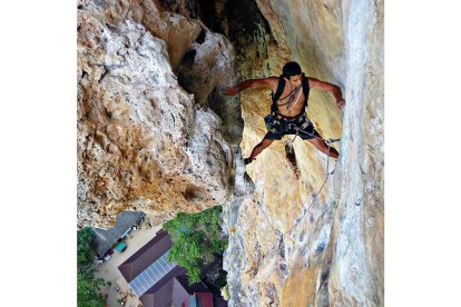 El alpinismo forma parte del trabajo y el ocio de Álvarez, en la imagen, en Tailandia. A.S.