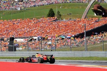 Max Verstappen, ante la grada holandesa del circuito austriaco.