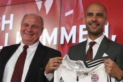 Uli Hoeness y Pep Guardiola, en la presentación del técnico con el Bayern, en el 2013.