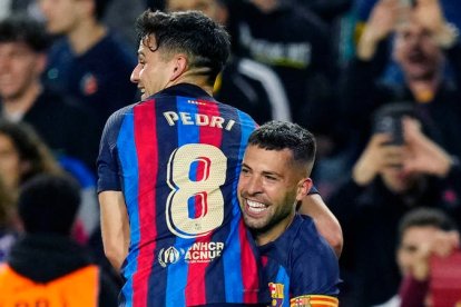 Jordi Alba celebra su gol con Pedri. Un tanto que deja el título a tiro. FONTCUBERTA