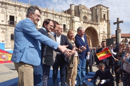 El presidente del PP, Pablo Casado, acompañado de miembros de su partido en la provincia.