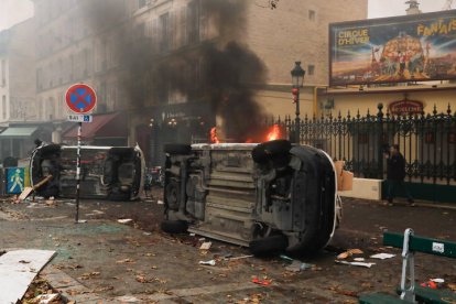 Oches volcados y quemados tras los disturbios en París. TERESA SUÁREZ