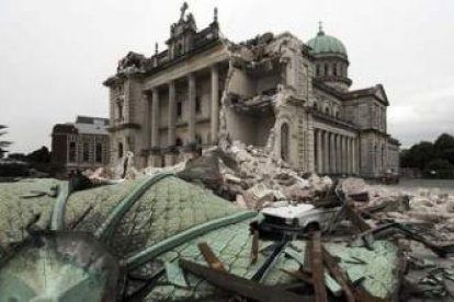 Los escombros cubren un vehículo ante la catedral de Christchurch, en la isla sur de Nueva Zelanda